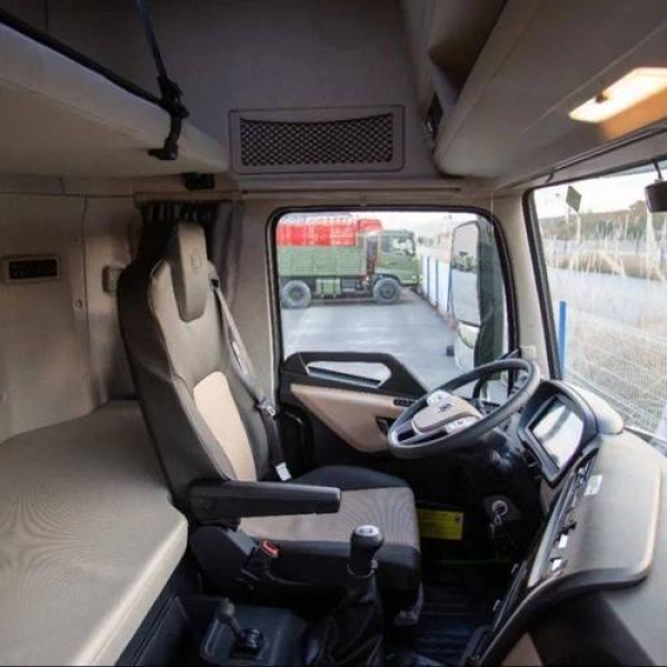 东风小卡货车驾驶室人性化设计，提升驾驶舒适度与操作便捷性